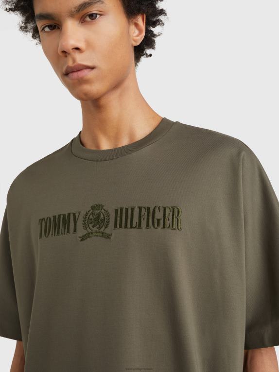 الجيش الأخضر Tommy Hilfiger تي شيرت قطن عضوي مطرز بشعار الماركة 446441637