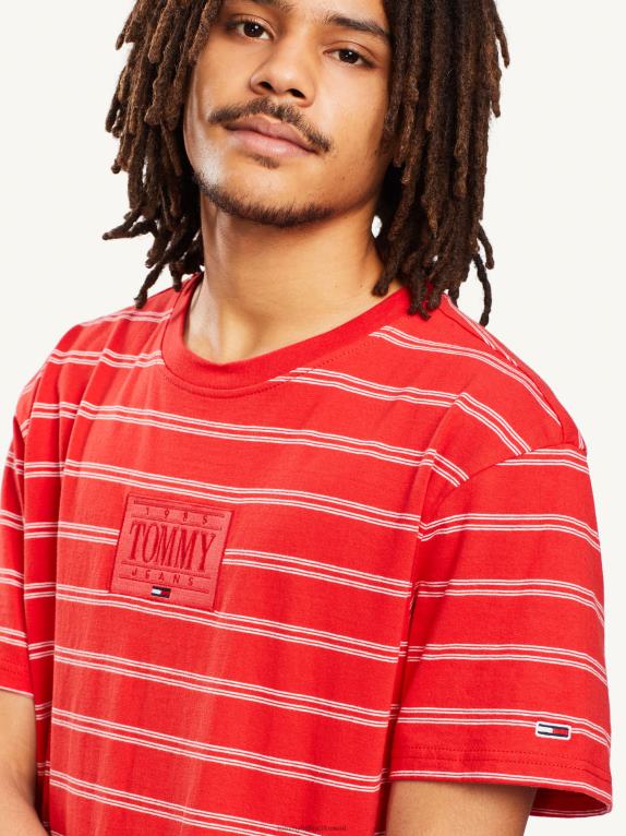 شريط قرمزي عميق Tommy Hilfiger تيشيرت مخطط بشعار الماركة 446441700