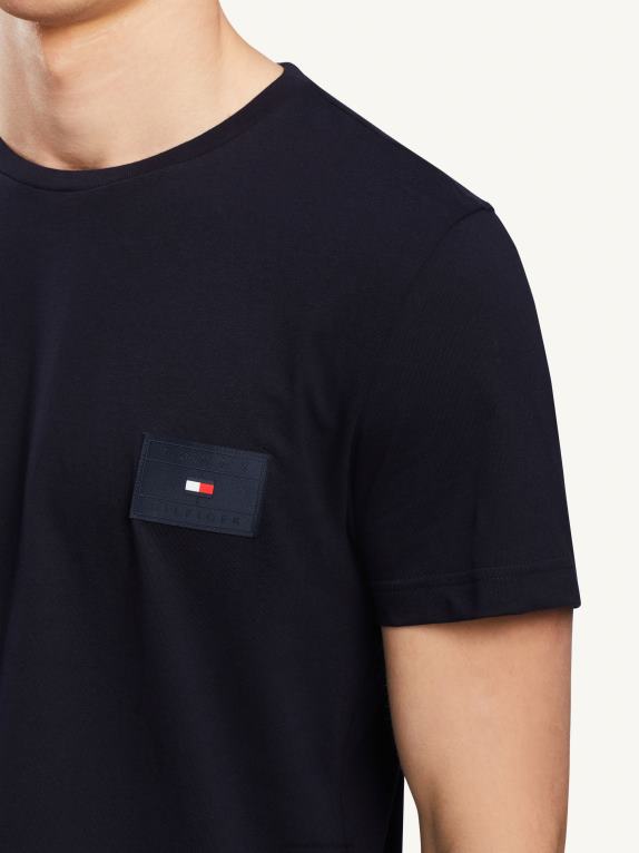 سماء الصحراء Tommy Hilfiger تي شيرت شارة أساسية 446441738