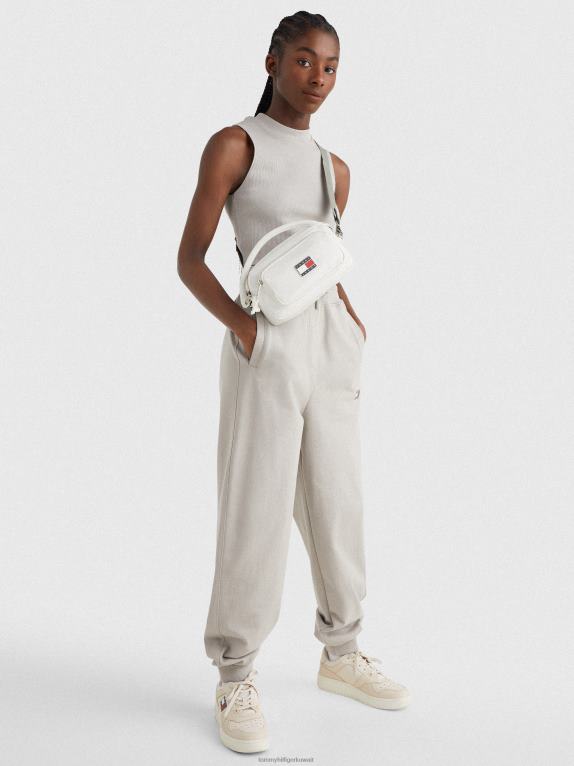 بيج فاتح Tommy Hilfiger حقيبة كروس ببروش الشارة 446441820