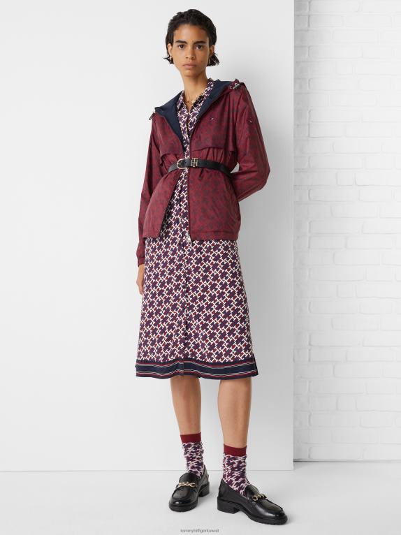 حرف واحد فقط باللون الأحمر العميق Tommy Hilfiger سترة واقية بغطاء رأس قابلة للعكس 446441964