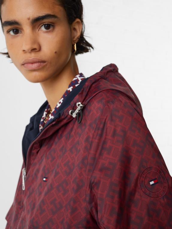 حرف واحد فقط باللون الأحمر العميق Tommy Hilfiger سترة واقية بغطاء رأس قابلة للعكس 446441964