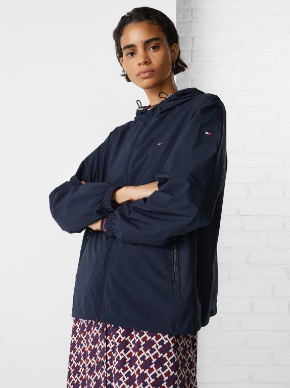 حرف واحد فقط باللون الأحمر العميق Tommy Hilfiger سترة واقية بغطاء رأس قابلة للعكس 446441964