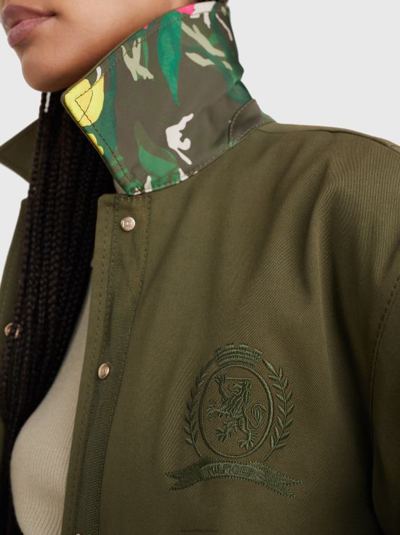 الجيش الأخضر Tommy Hilfiger سترة مدرب ببطانة مموهة وزهور من كريست 446441982