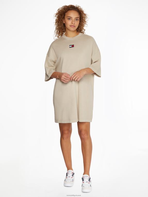 رمل السافانا Tommy Hilfiger فستان قصير تي شيرت بشارة أساسية 446442107