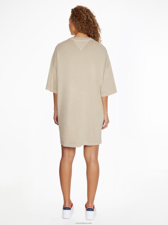 رمل السافانا Tommy Hilfiger فستان قصير تي شيرت بشارة أساسية 446442107