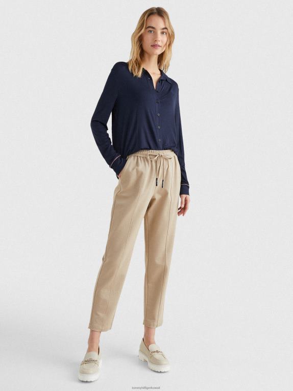 سماء الصحراء Tommy Hilfiger قميص جيرسي بقصّة عادية ومونوغرام 446442408