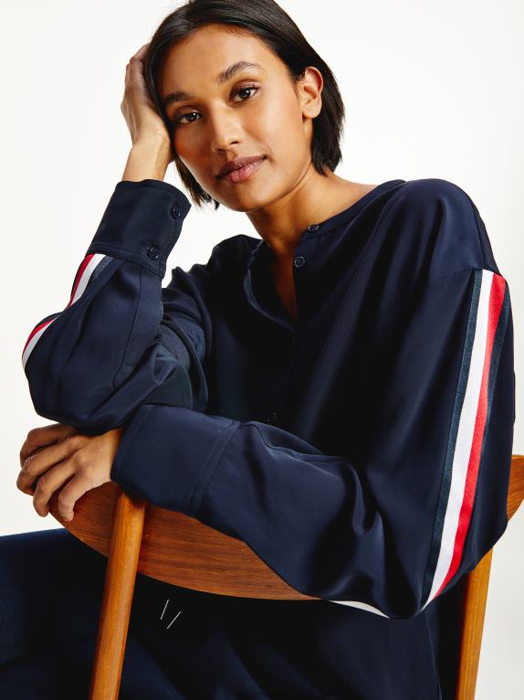 سماء الصحراء Tommy Hilfiger بلوزة من الكريب بقصة مريحة 446442412