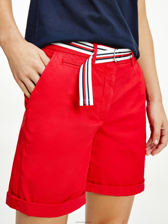 الأحمر الأساسي Tommy Hilfiger شورت تشينو بحزام مميز 446442449