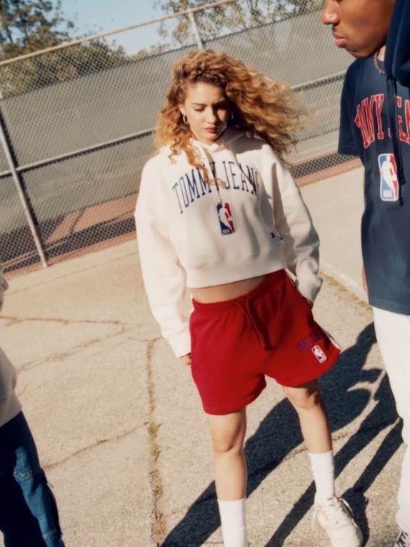 أحمر ريفي Tommy Hilfiger شورت جينز وشعار الدوري الاميركي للمحترفين 446442468