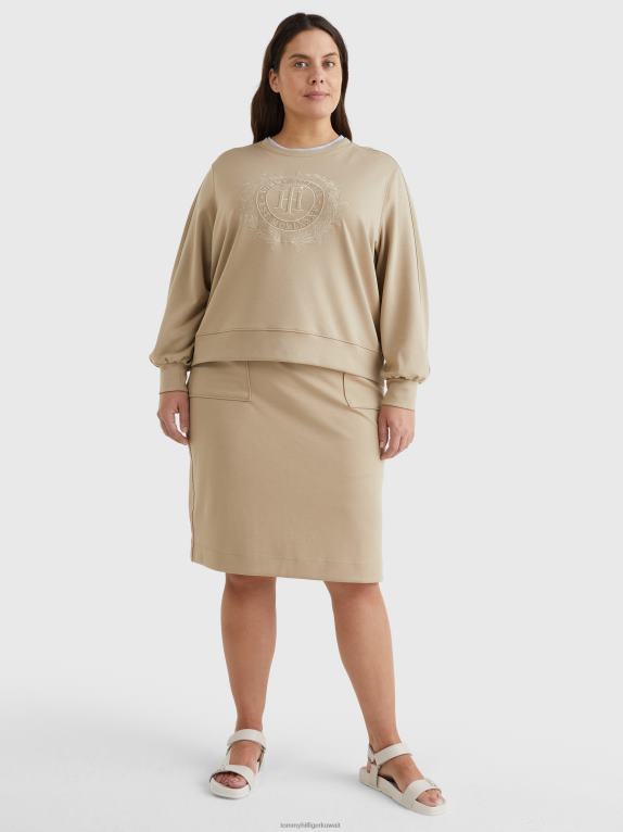 اللون البيج Tommy Hilfiger كنزة مريحة مطرزة على شكل قمة منحنية 446442583