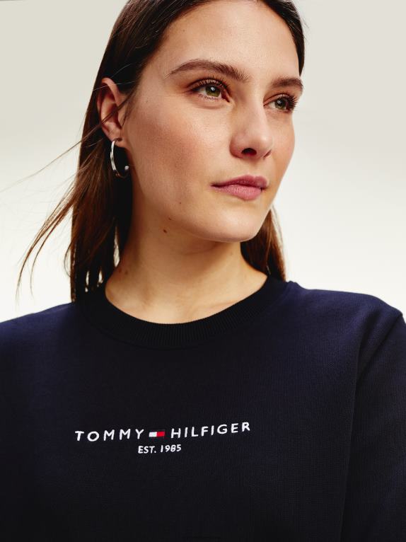 سماء الصحراء Tommy Hilfiger سويت شيرت من القطن العضوي بشعار الماركة 446442615