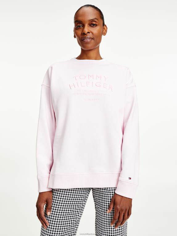 وردي فاتح Tommy Hilfiger سويت شيرت بتطريز نص ملائم ومريح 446442620