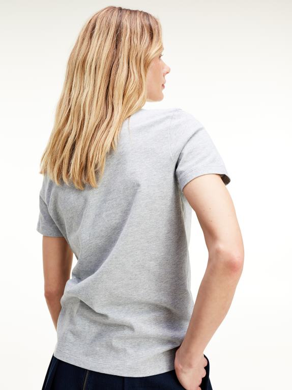 هيذر رمادي فاتح Tommy Hilfiger تيشيرت أساسي برقبة دائرية وشعار 446442723