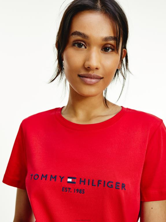 الأحمر الأساسي Tommy Hilfiger تيشيرت أساسي برقبة دائرية وشعار 446442755