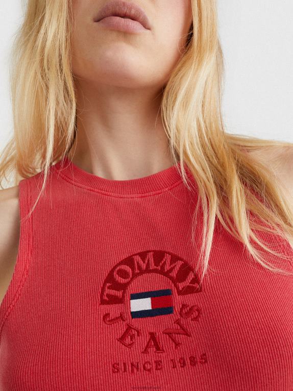 قرمزي عميق Tommy Hilfiger تيشيرت بشعار الماركة 446442901