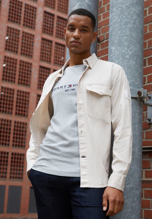 رمادي Tommy Hilfiger تيشيرت بطبعة شعار الماركة 446443918