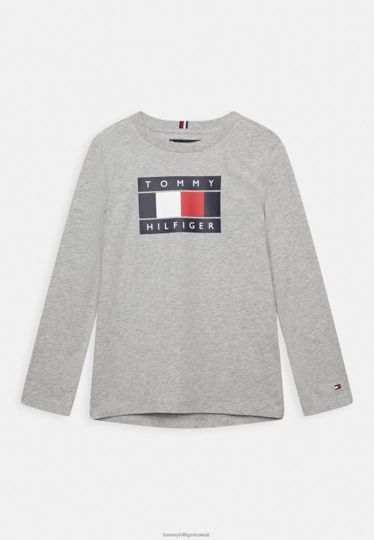 هيذر رمادي فاتح Tommy Hilfiger تيشيرت بشريط العلم العالمي بأكمام طويلة 446444196