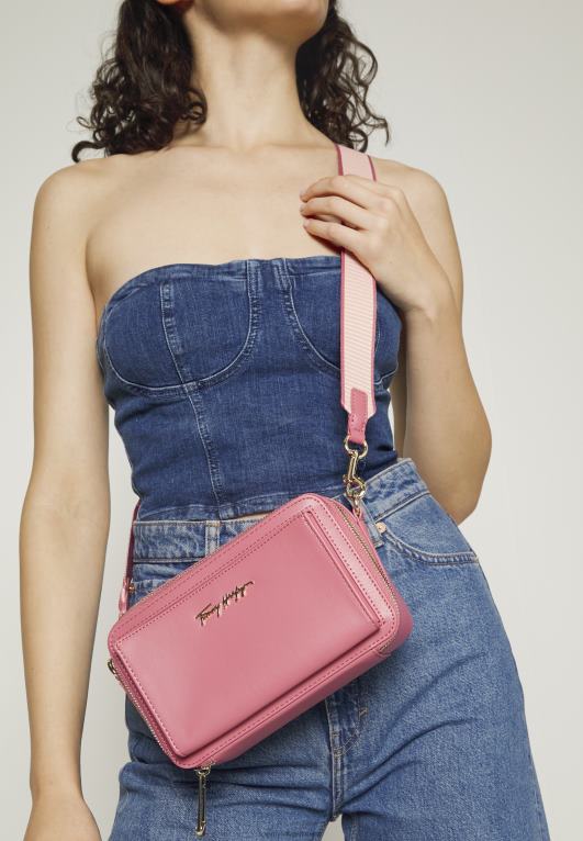 الإنجليزية الوردي Tommy Hilfiger حقيبة كاميرا مميزة على طول الجسم 446444206