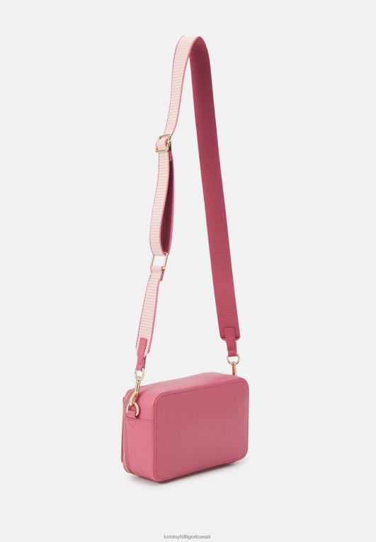 الإنجليزية الوردي Tommy Hilfiger حقيبة كاميرا مميزة على طول الجسم 446444206