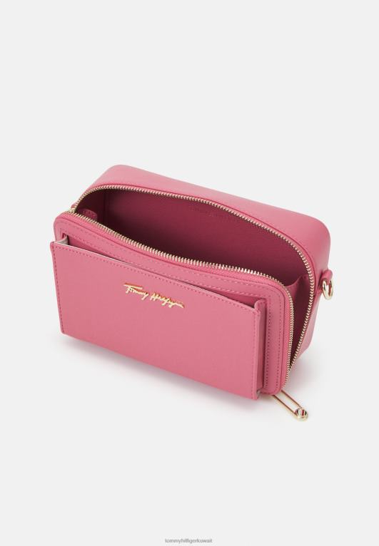 الإنجليزية الوردي Tommy Hilfiger حقيبة كاميرا مميزة على طول الجسم 446444206