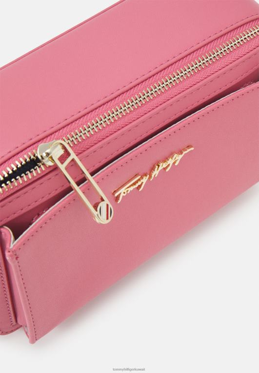 الإنجليزية الوردي Tommy Hilfiger حقيبة كاميرا مميزة على طول الجسم 446444206