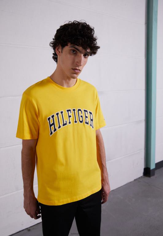 أصفر دافئ Tommy Hilfiger تي شيرت كاجوال بطبعة قوس 446444311
