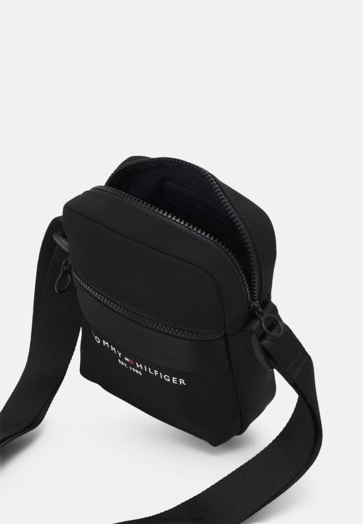 أسود Tommy Hilfiger حقيبة صغيرة مثبتة على الجسم للجنسين 446444478