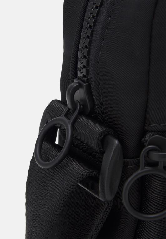 أسود Tommy Hilfiger حقيبة صغيرة مثبتة على الجسم للجنسين 446444478