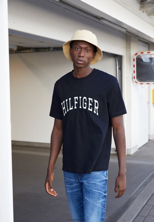 سماء الصحراء Tommy Hilfiger تي شيرت كاجوال بطبعة قوس 446444576