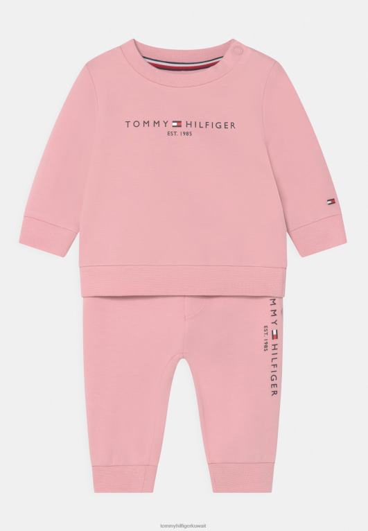 الظل الوردي Tommy Hilfiger طقم رياضي بياقة مستديرة للأطفال 446444969