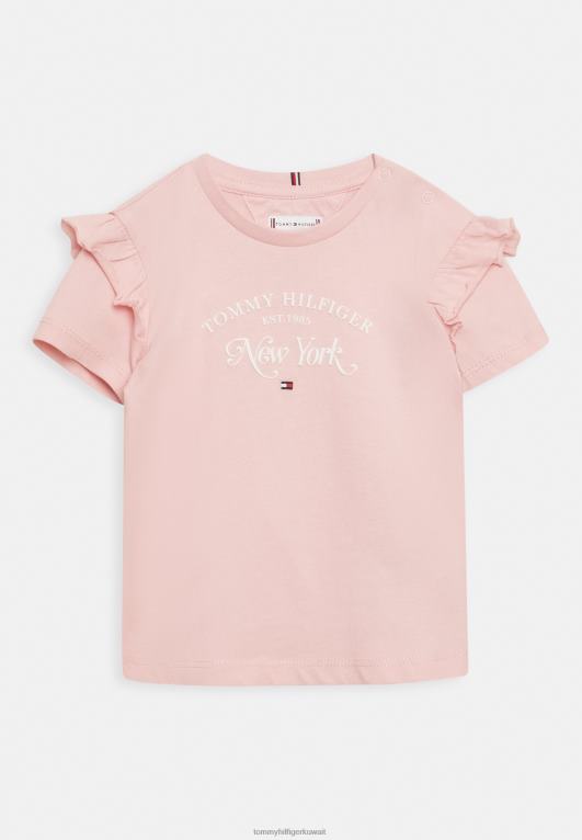 الظل الوردي Tommy Hilfiger تي شيرت مطبوع بكشكشة نصية 446445105