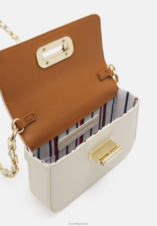 ريشة بيضاء Tommy Hilfiger حقيبة كروس صغيرة بقفل دوار عبر الجسم 446445144