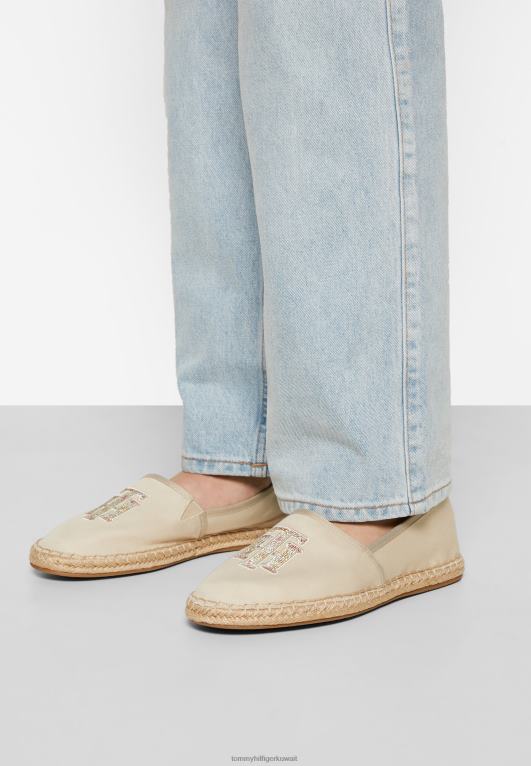 البيج الكلاسيكي Tommy Hilfiger حذاء قماشي بشعار 446445199