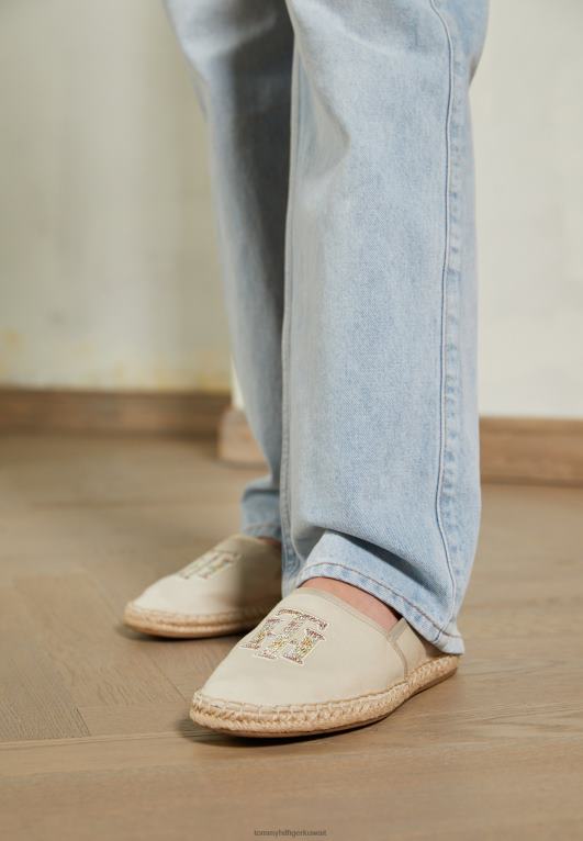 البيج الكلاسيكي Tommy Hilfiger حذاء قماشي بشعار 446445199