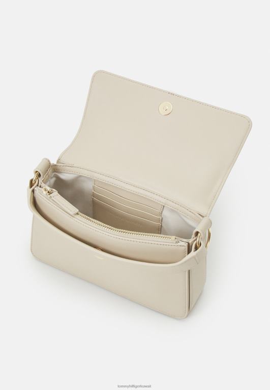 عاج Tommy Hilfiger حقيبة كروس بسلسلة على الجسم 446445279