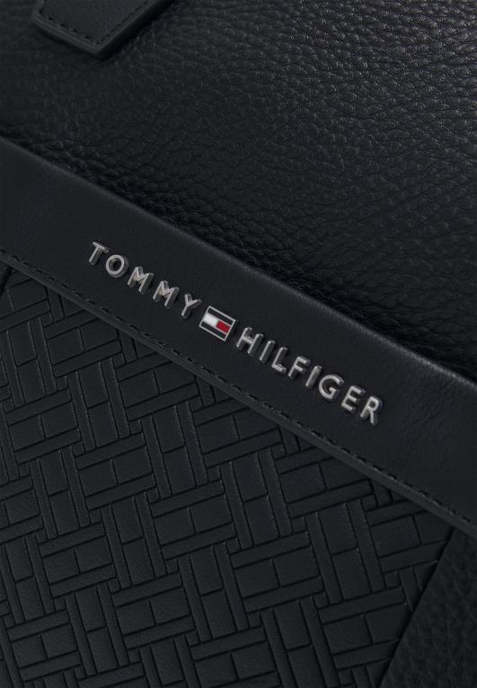 أسود Tommy Hilfiger حقيبة عطلة نهاية الأسبوع المركزية للجنسين 446445331