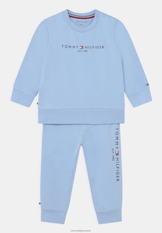 سماء شامبراي Tommy Hilfiger طقم رياضي بياقة مستديرة للأطفال 446445348