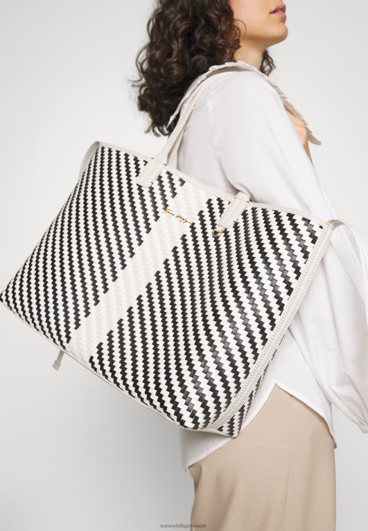 حيادي Tommy Hilfiger حقيبة حمل مميزة 446445372