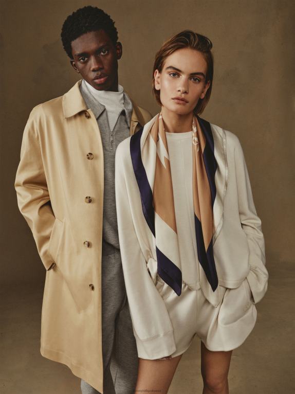 سماء محايدة / صحراوية Tommy Hilfiger وشاح مربع من الحرير 44644544