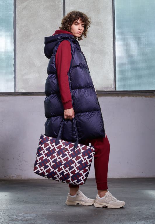 مزيج الشركات Tommy Hilfiger حقيبة مونوغرام مميزة على الجسم 446445553