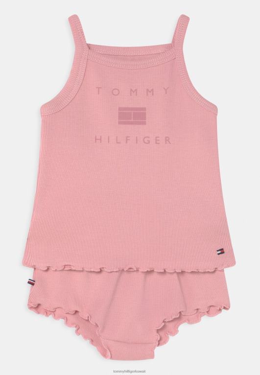 لون القرنفل Tommy Hilfiger مجموعة طفلة أعلى 446445631