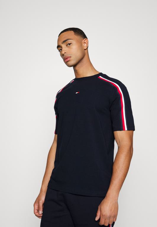 سماء الصحراء Tommy Hilfiger تي شيرت مطبوع بخطوط عالمية 446445808