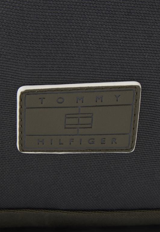 عسكري/عاجي Tommy Hilfiger حقيبة عطلة نهاية الأسبوع الفائضة للجنسين 446445965