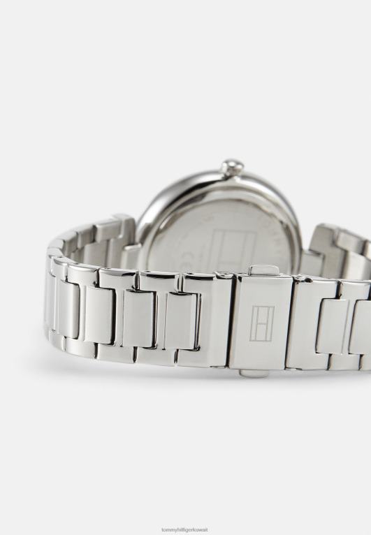 فضية اللون Tommy Hilfiger ساعة يرتديها 446446189