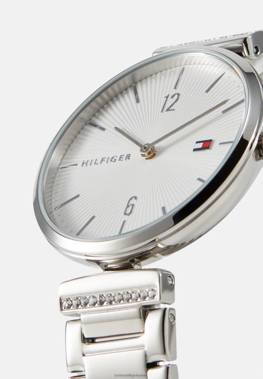 فضية اللون Tommy Hilfiger ساعة يرتديها 446446189