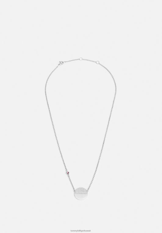 فضية اللون Tommy Hilfiger يرتدي قلادة 446446239