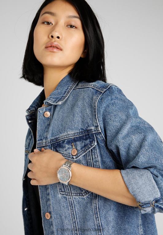 فضية اللون Tommy Hilfiger آري يرتدي ساعة 446446272