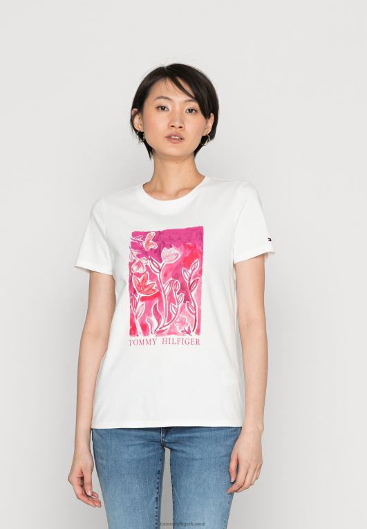 رسمة مربعة إكرو/باقة Tommy Hilfiger تيشيرت بطبعة شعار الماركة 446447316