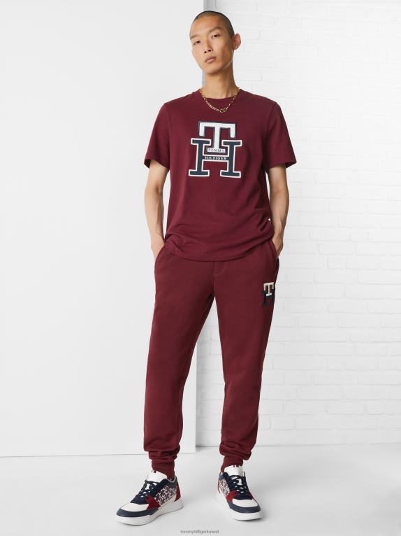 حمرة عميقة Tommy Hilfiger تيشيرت من القطن العضوي مزين بشعار المونوغرام 44644749